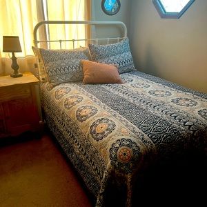 Pottery barn queen comforters with 2 regular shams in excellent condition